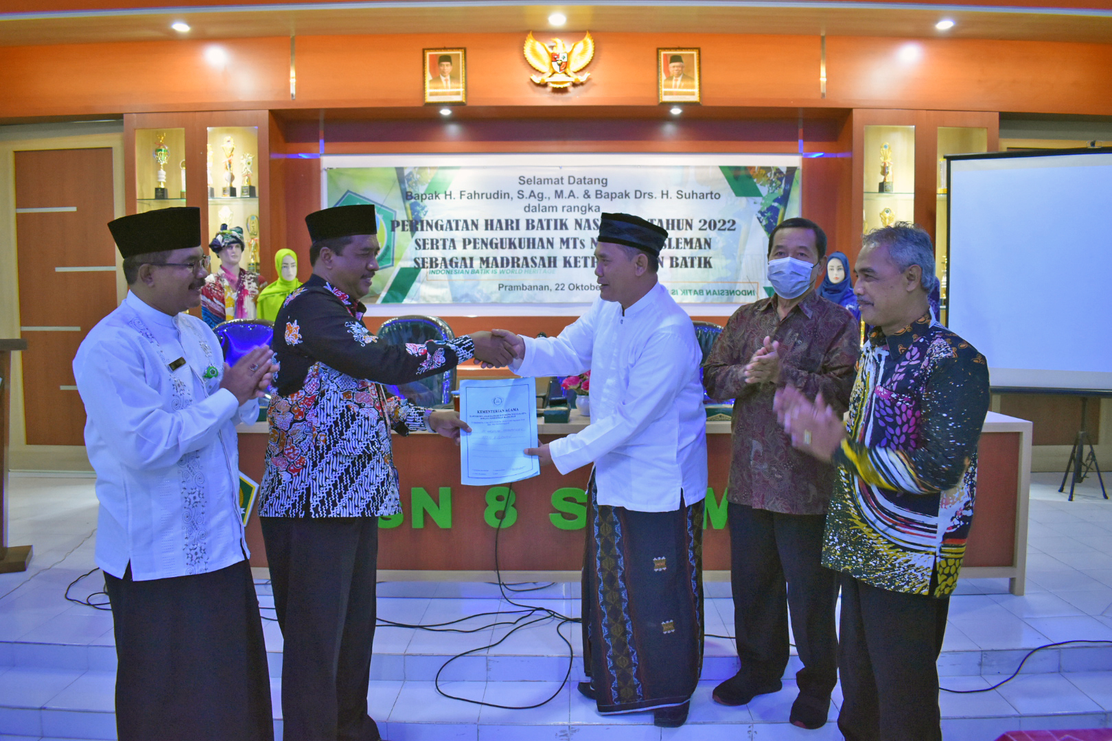 Puncak Peringatan Hari Batik 2022, MTsN 8 Sleman Terima SK Madrasah Ketrampilan Batik