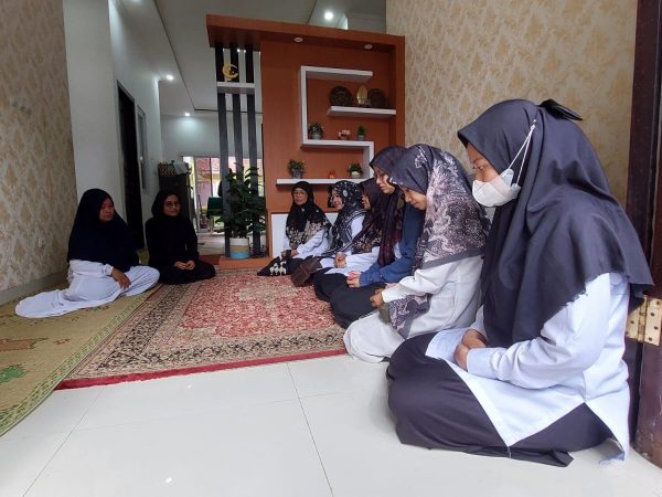 Keluarga MTsN 8 Sleman Takziah ke Orang Tua Salah Satu Guru