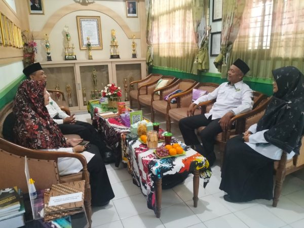 Pengawas Pembina MTsN 8 Sleman Lakukan Kunjungan, Serahkan Hasil PKM, dan Beri Motivasi kepada Guru