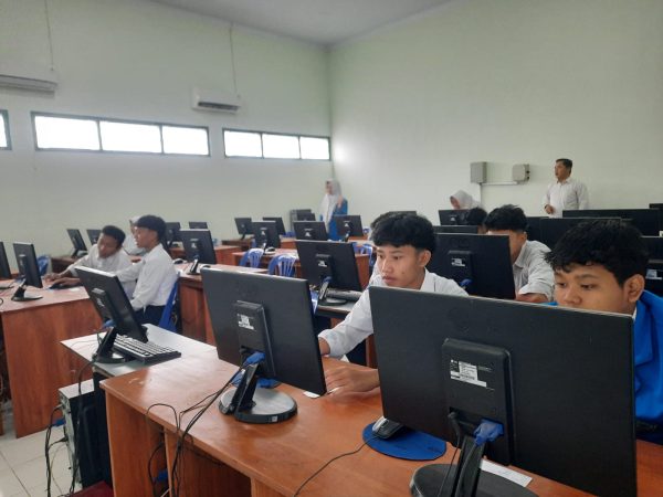 Uji Coba Aplikasi TKA, Siswa Kelas IX MTsN 8 Sleman Ikuti Simulasi