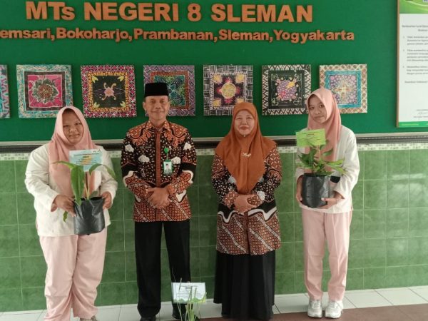 PKL Amanah Husada Serahkan Tanaman Obat Keluarga (TOGA) di MTsN 8 Sleman