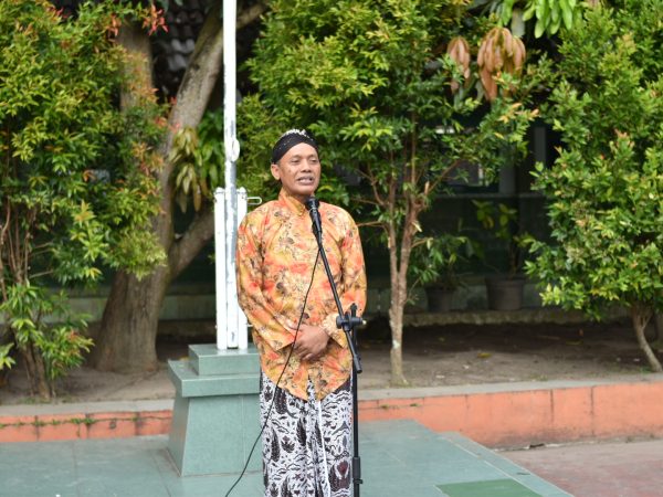 Kepala MTsN 8 Sleman Resmi Buka Karnaval HAB ke-48 Bertema Batik
