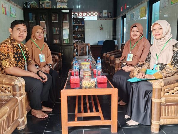 Guru MTsN 8 Sleman Laksanakan Pengawasan Silang TKA di MTsS Bima Bhakti Pertiwi