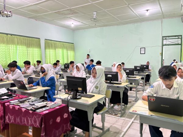 Siswa Kelas IX MTsN 8 Sleman Ikuti Gladi TKA-D di Laboratorium Komputer