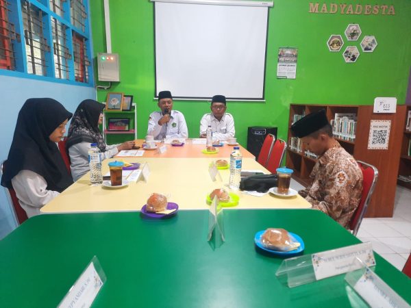 MTsN 8 Sleman Gelar Briefing Pelaksanaan TKA-D di Perpustakaan
