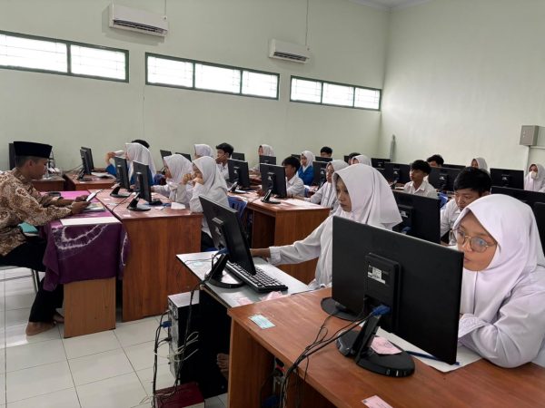 190 Siswa MTsN 8 Sleman Ikuti TKA-D Hari Pertama, Ujian Berlangsung Tertib dan Lancar