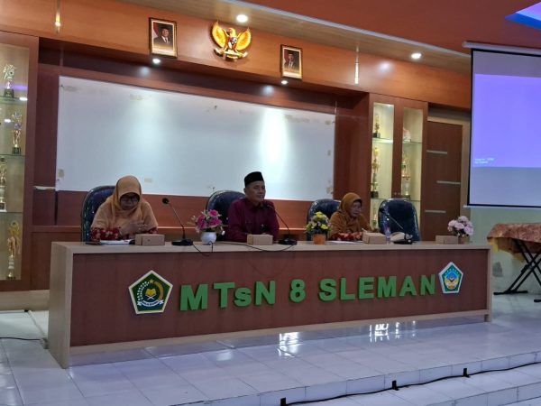 Kepala MTsN 8 Sleman Berikan Pembinaan dalam Pertemuan Dharma Wanita