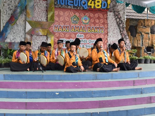 Hadroh Darul Musthofa MTsN 8 Sleman Hanyutkan Suasana Puncak HAB ke-48