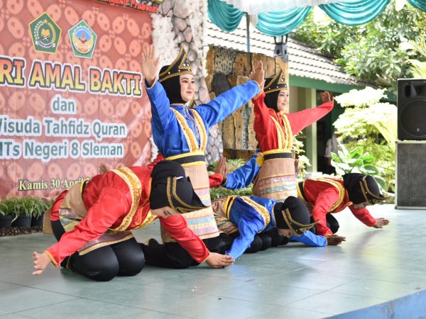 Grup Tari Sekar Ngrayung Tampil Perdana Bawakan Tari Ratoh Jaroe di Puncak HAB ke-48 MTsN 8 Sleman