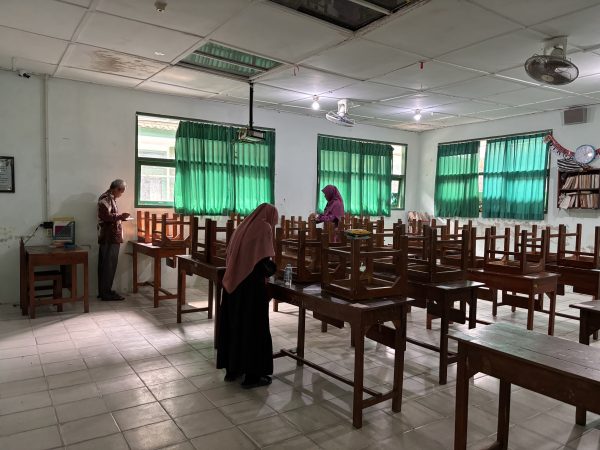 Panitia ASTS dan AM MTsN 8 Sleman Siapkan Ruang Ujian Secara Maksimal