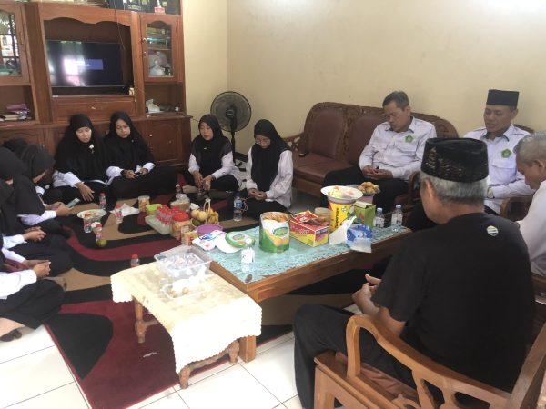 Guru dan Pegawai MTsN 8 Sleman Jenguk Keluarga Guru Bahasa Inggris