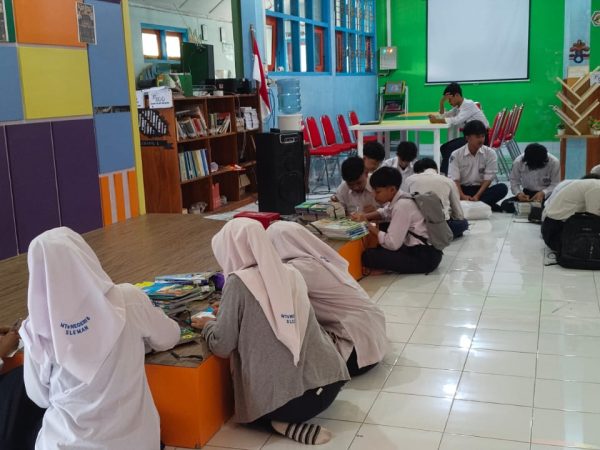 Siswa Kelas IX MTsN 8 Sleman Kembalikan Buku Paket Usai Rangkaian Ujian