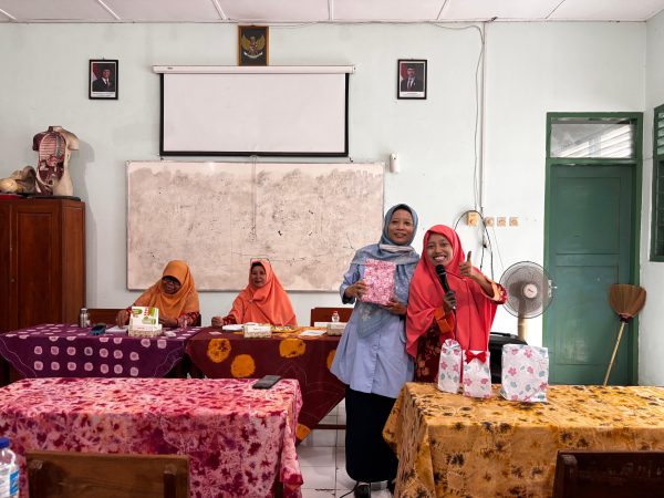 Pertemuan Dharma Wanita MTsN 8 Sleman Berlangsung Meriah dengan Games Seru