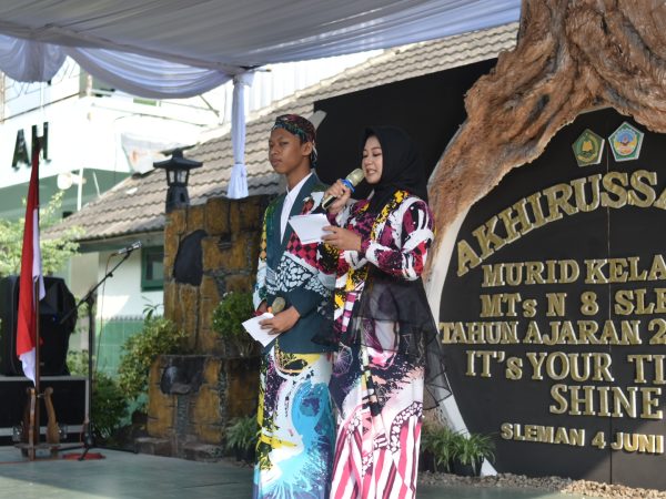 Bastian dan Tata Tampil Percaya Diri sebagai MC Akhirussanah MTsN 8 Sleman