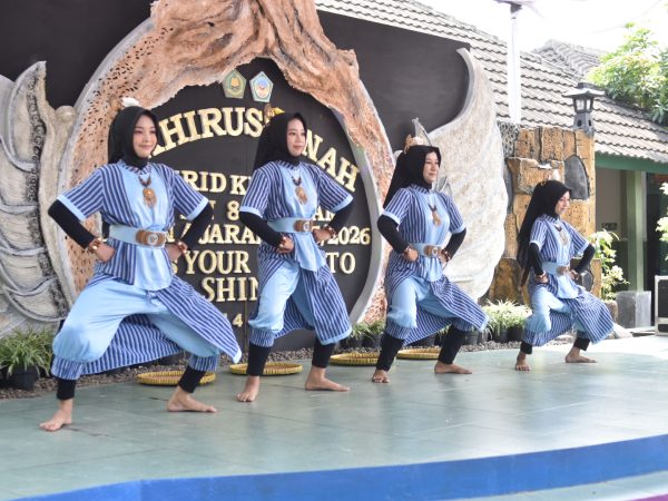 Tari Suka Pari Suka Jadi Simbol Kegembiraan Pelepasan Siswa Kelas IX MTsN 8 Sleman