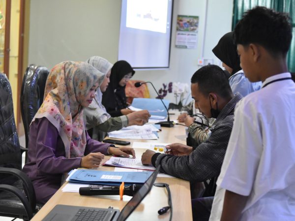 Panitia PMBM MTsN 8 Sleman Berikan Layanan Optimal pada Pelaksanaan Lapor Diri Murid Baru