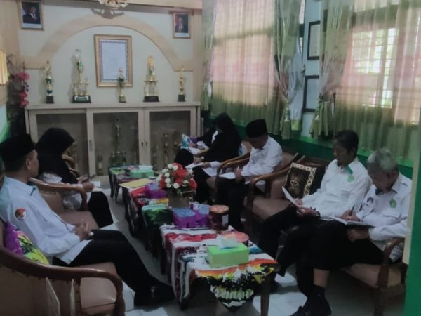 Matangkan Program Akhir Tahun Ajaran, Pimpinan MTsN 8 Sleman Gelar Rapat Koordinasi