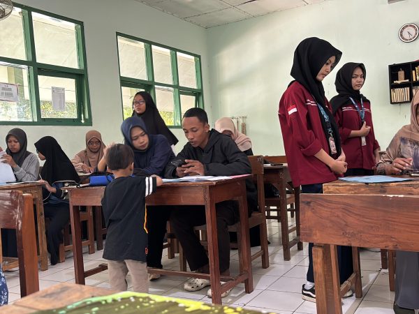 OSIS Madyadesta MTsN 8 Sleman Dampingi Calon Murid Baru pada Proses Pendaftaran PMBM