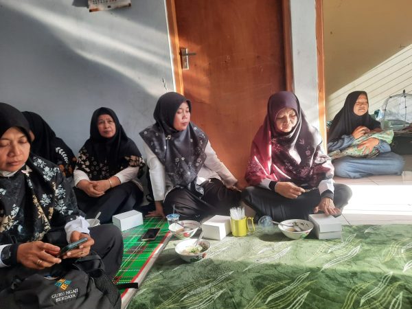 Guru MTsN 8 Sleman Jenguk Rekan Guru yang Baru Melahirkan, Wujudkan Kepedulian dan Kebersamaan