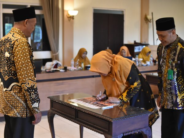 Guru dan Pegawai MTsN 8 Sleman Teken Pakta Integritas Pembangunan Zona Integritas