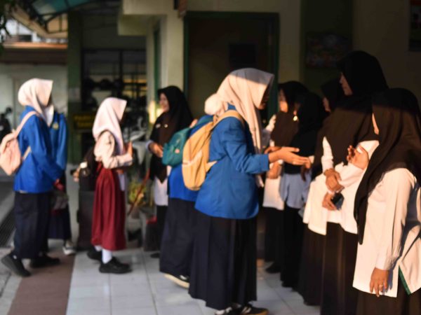 Senyum dan Sapa Guru Sambut Langkah Baru Siswa MTsN 8 Sleman TA 2026/2027