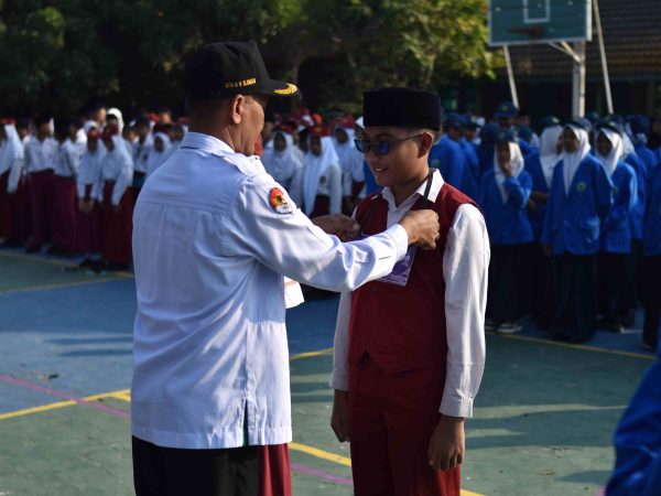 Pembukaan MATAMUDA MTsN 8 Sleman, Kepala Madrasah Sematkan Tanda Peserta