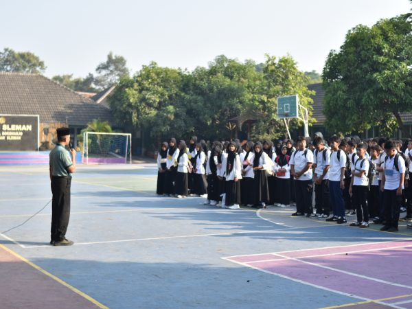 Kepala MTsN 8 Sleman Beri Arahan Murid Baru Jelang Outing Class MATAMUDA