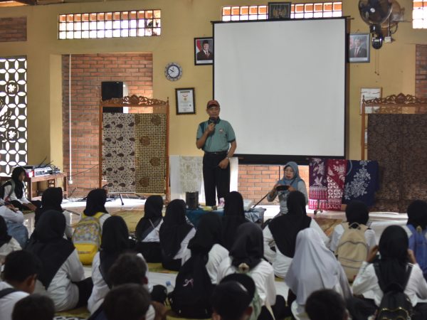 Outing Class MATAMUDA, Kepala MTsN 8 Sleman Ajak Murid Baru Membatik