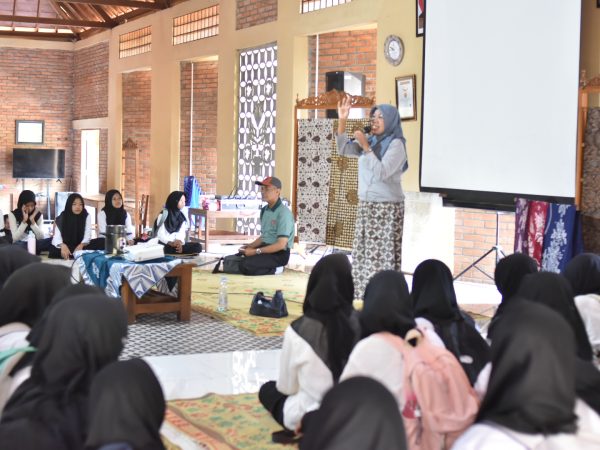 Koordinator Kampung Batik Giriloyo Kenalkan Sejarah dan Filosofi Batik kepada Murid Baru MTsN 8 Sleman