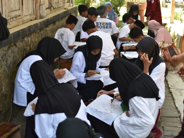 Serunya Murid Baru MTsN 8 Sleman Belajar Membatik Tulis di Kampung Batik Giriloyo