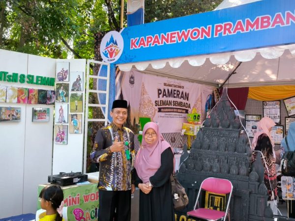 Kepala MTsN 8 Sleman dan Ketua Dharma Wanita Kunjungi Stan Kapanewon Prambanan di Konferensi Pendidikan Indonesia