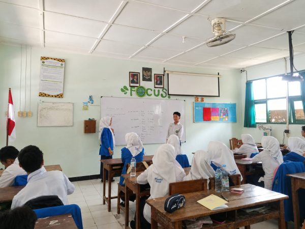 Bangun Komitmen Sejak Hari Pertama, Wali Kelas dan Siswa Susun Kesepakatan Kelas