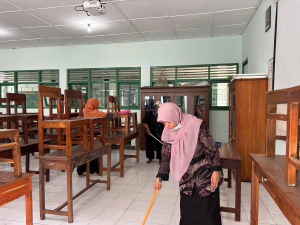 Kerja Bakti di Laboratorium IPA, Wujud Kesiapan Menyambut Pembelajaran Tahun Ajaran Baru