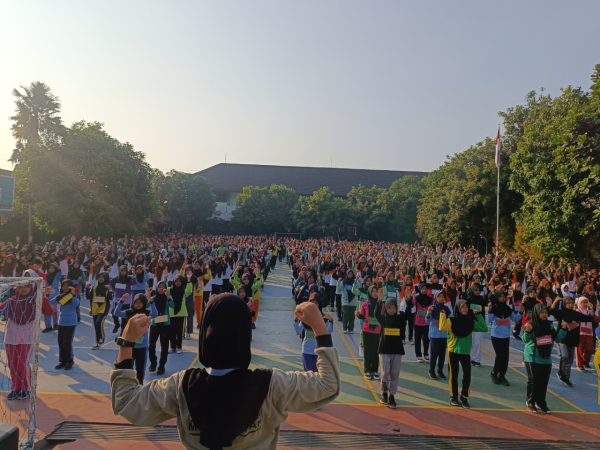 Seluruh Civitas MTsN 8 Sleman Ikuti Senam Sehat Bersama di Halaman Madrasah