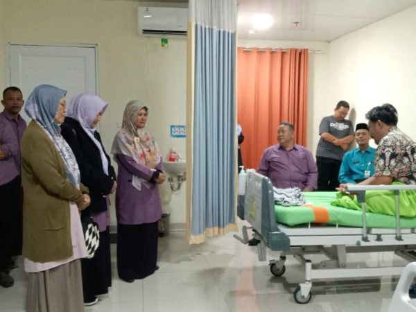 Wujud Kepedulian, Kepala Madrasah dan Perwakilan Guru MTsN 8 Sleman Jenguk Guru yang Dirawat di RSUD Prambanan