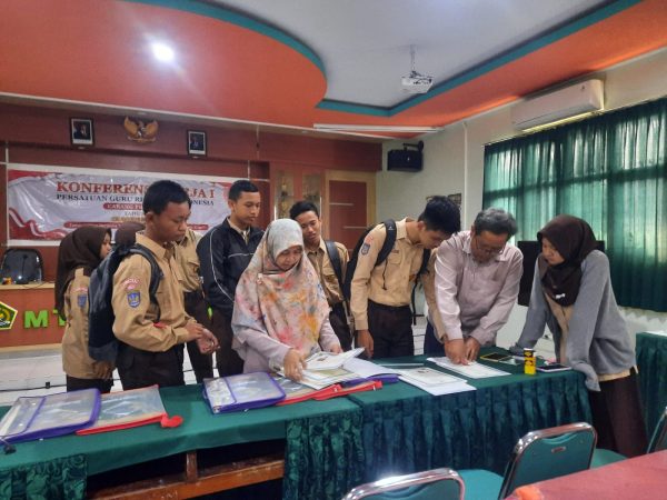 Murid Kelas IX MTsN 8 Sleman Laksanakan Cap Tiga Jari Ijazah