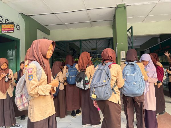 Sapa Mentari, MTsN 8 Sleman Rutin Periksa Kerapian Kuku Murid Setiap Jumat