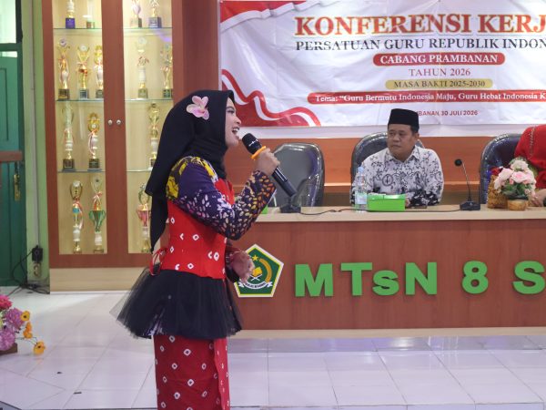 Duet Anggraini dan Guru Bahasa Jawa MTsN 8 Sleman Hipnotis Peserta Konferensi Kerja PGRI Cabang Prambanan Lewat "Puspita Nala"