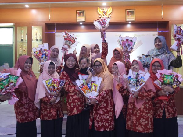 Pertemuan Rutin DWP MTsN 8 Sleman Semarak dengan Workshop Snack Bouquet
