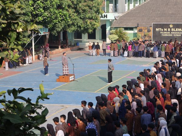 Mengenakan Adat Yogyakarta, Upacara Senin MTsN 8 Sleman Semarak Peringati Hari Jadi DIY