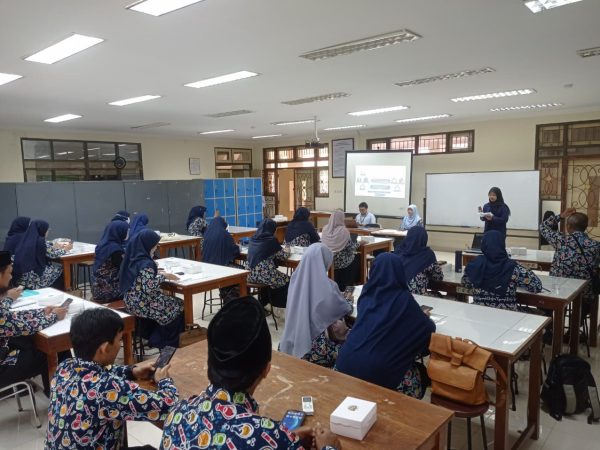 Optimalisasi Fungsi Laboratorium, Guru IPA MTsN 8 Sleman Ikuti Pelatihan di FMIPA UNY