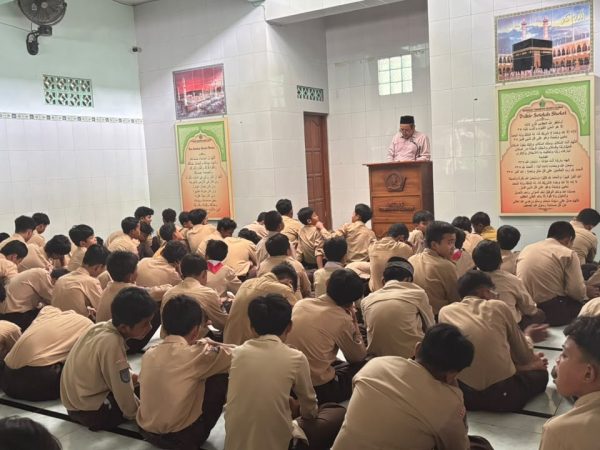 Ridha Allah Berawal dari Ridha Orang Tua, Pesan Menyentuh Warnai Salat Jumat MTsN 8 Sleman