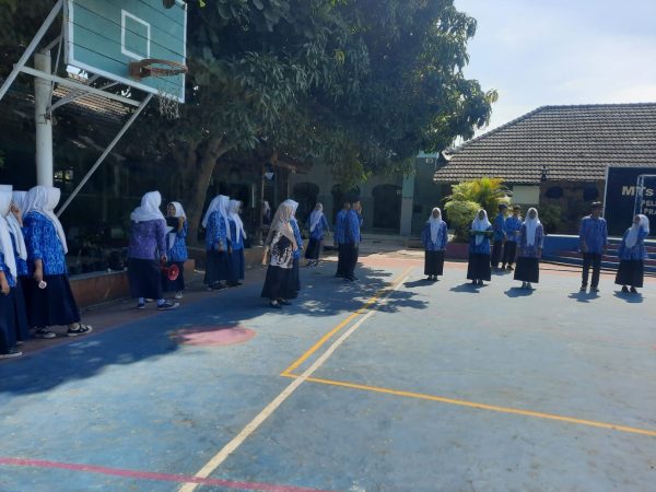 Kelas IX B MTsN 8 Sleman Matangkan Latihan Petugas Upacara