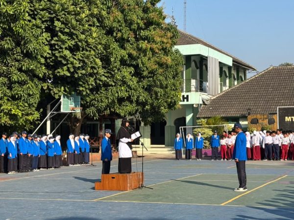 Upacara Rutin Senin MTsN 8 Sleman, Waka Humas Ajak Murid Isi Kemerdekaan dengan Prestasi