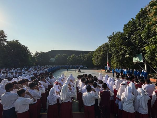 Tampil Solid dan Percaya Diri, Kelas IX B MTsN 8 Sleman Sukses Jalankan Tugas Upacara