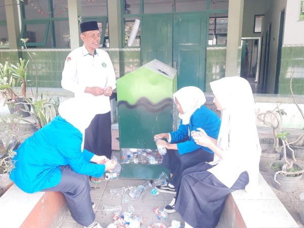OSIS MTs Negeri 8 Sleman Wujudkan Kepedulian Lingkungan Melalui Program Daur Ulang Botol Plastik