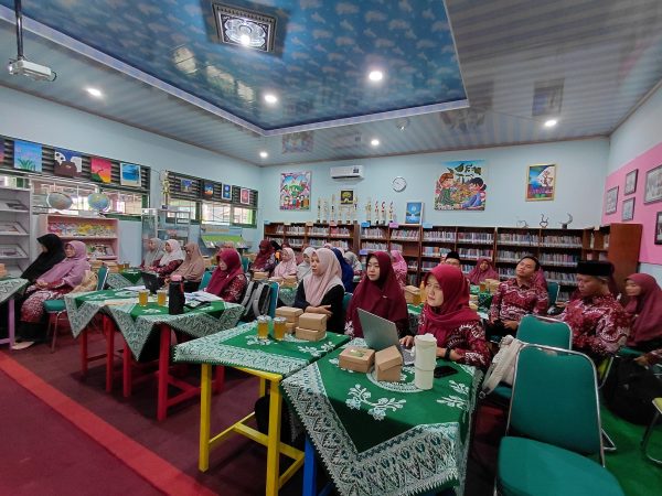 Tingkatkan Kolaborasi dan Profesionalisme, Guru IPS MTsN 8 Sleman Hadiri Musyawarah Guru