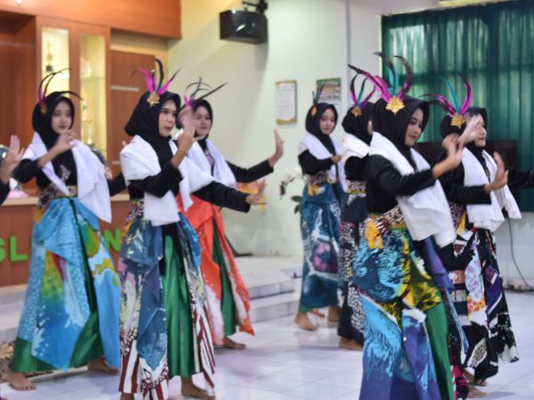 Semarak Kokurikuler Kelas VIII, Murid MTsN 8 Sleman Tampilkan Tari Kreasi Batik Ciprat