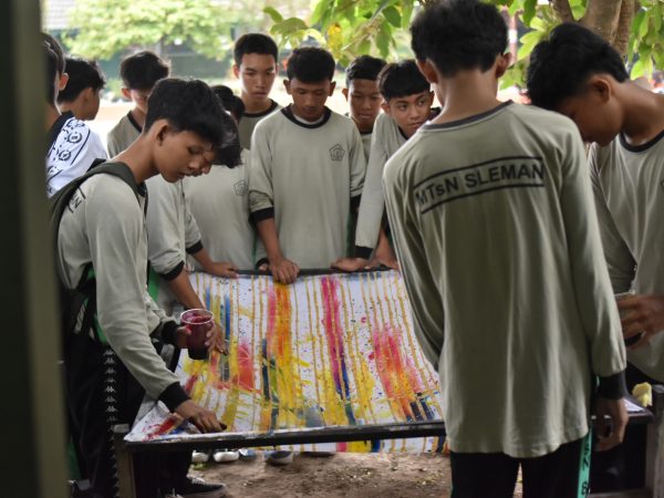 Kokurikuler Kelas IX MTsN 8 Sleman Masuki Tahap Pewarnaan Batik
