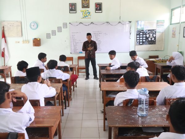 Dari Lingkungan untuk Kehidupan: Murid Belajar Makna Gotong Royong Bersama Kepala Dukuh